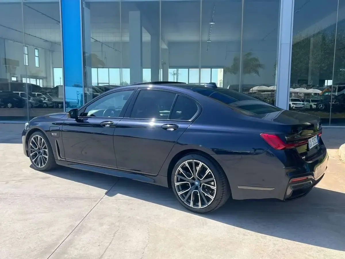 Usata BMW 745e M Sport 286 CV (210 kW) 2022 Blu/azzurro Berlina