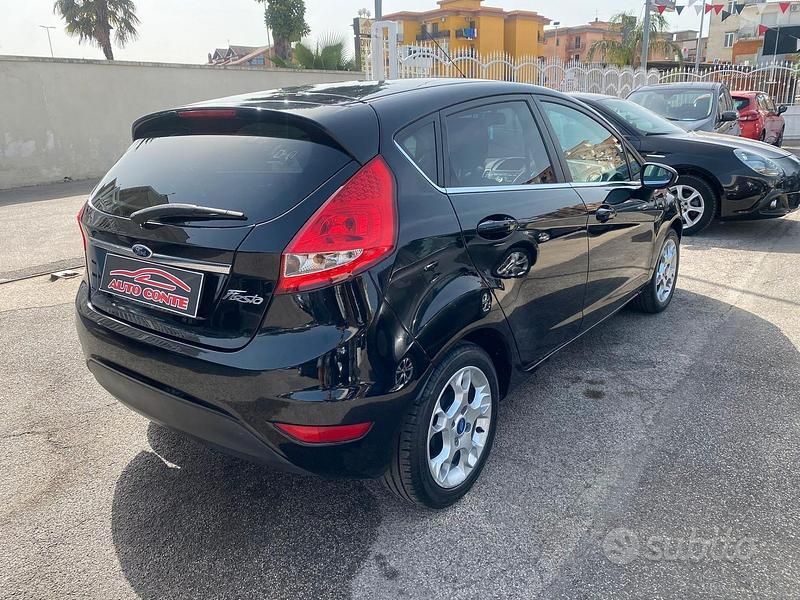 Usata Ford Fiesta Titanium 71 CV (52 kW) 2012 Nero Utilitaria