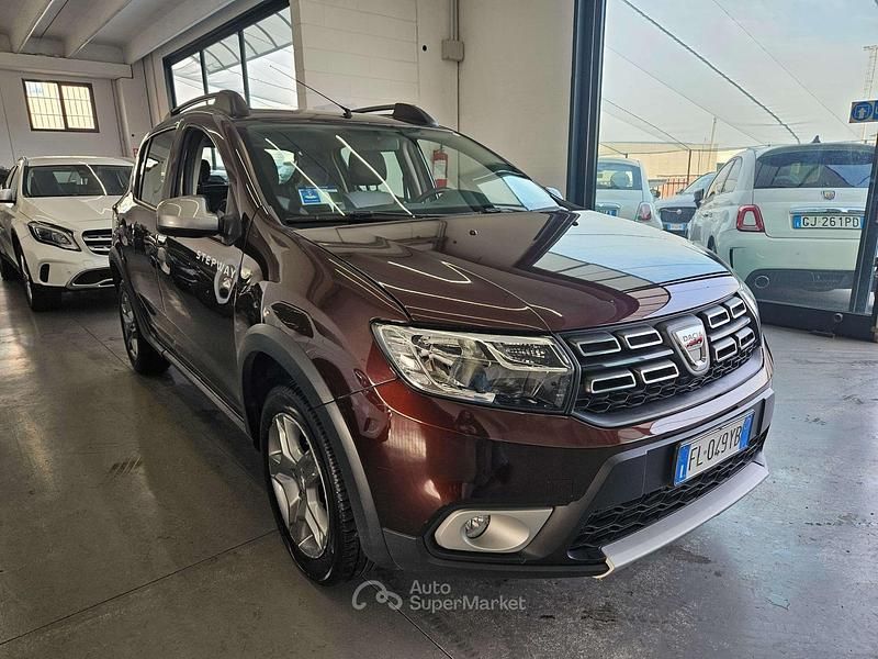 Marrone Usata 2017 Dacia Sandero Stepway Tre volumi | 9300 € (Buon prezzo) - Immagine 1/4