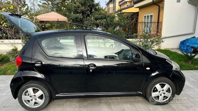 Usata Toyota Aygo 68 CV (50 kW) 2007 Nero Utilitaria