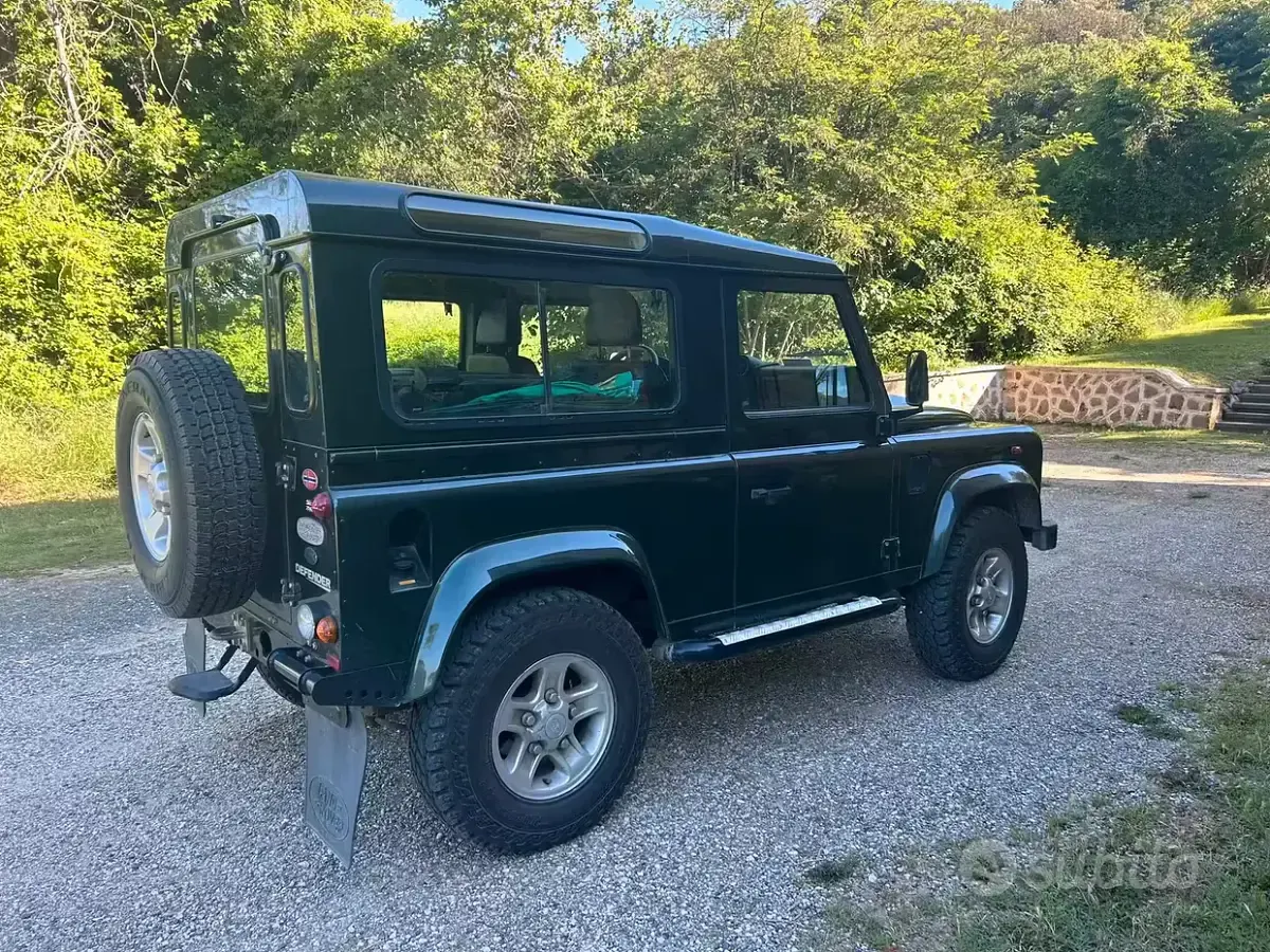 Usata Land Rover Defender 122 CV (89 kW) 2009 Verde SUV