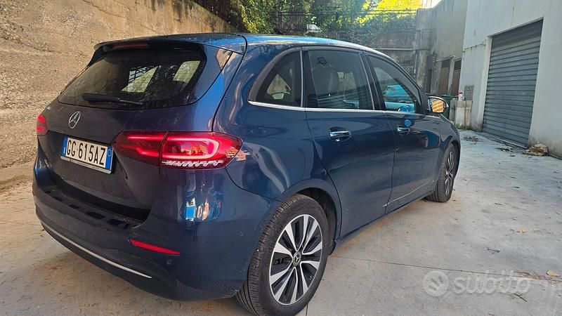 Usata Mercedes B180 115 CV (84 kW) 2021 Blu Monovolume