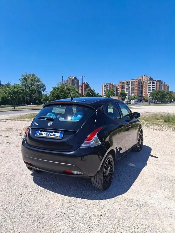 Usata Lancia Ypsilon 69 CV (50 kW) 2015 Nero Utilitaria
