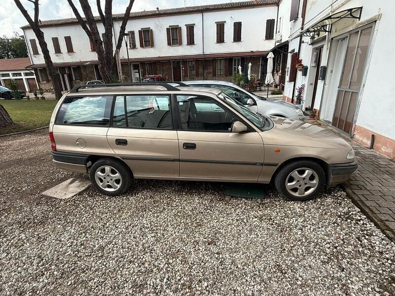 Usata 1998 Opel Astra Station wagon | 500 € (Ottimo prezzo) - Immagine 1/3