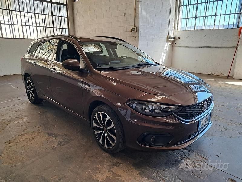 Usata Fiat Tipo Lounge 120 CV (88 kW) 2018 Marrone Station wagon