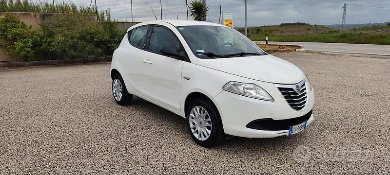 Usata Lancia Ypsilon Gold 85 CV (62 kW) 2014 Bianco Utilitaria
