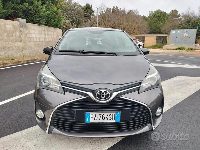 Grigio Usata 2015 Toyota Yaris Lounge Tre volumi | 4990 € (Ottimo prezzo) - Immagine 1/4