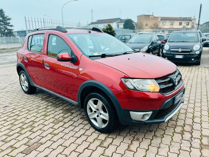 Usata Dacia Sandero 90 CV (66 kW) 2015 Rosso Berlina