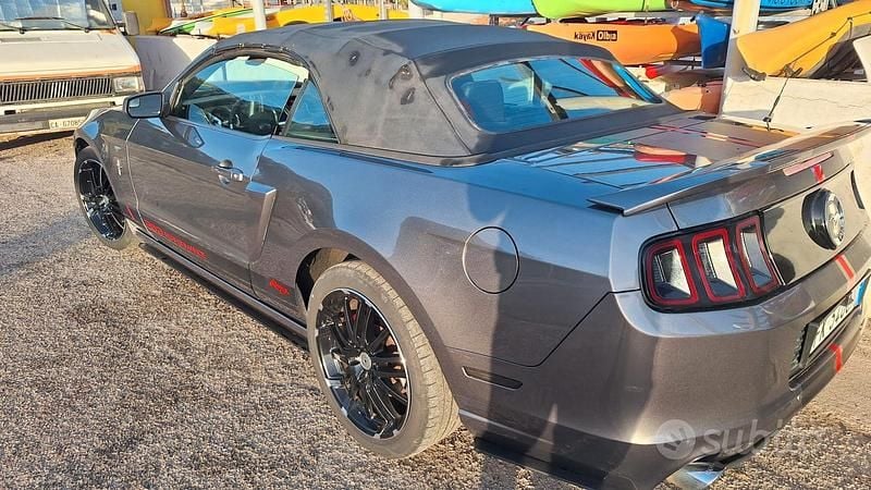 Usata Ford Mustang Convertible 379 CV (278 kW) 2013 Grigio Cabrio