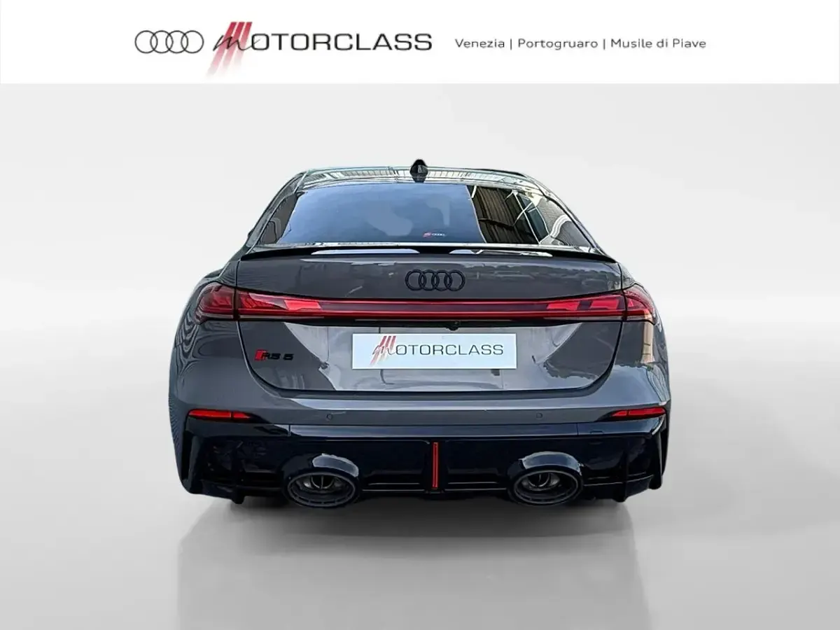 Nuova Audi RS5 Performance 639 CV (469 kW) 2026 Grigio plateau metallizzato Berlina
