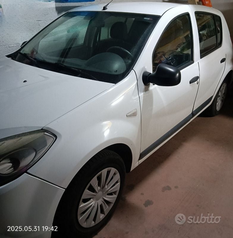 Bianco Usata 2011 Dacia Sandero Ambiance Due volumi | 3800 € (Buon prezzo) - Immagine 1/1
