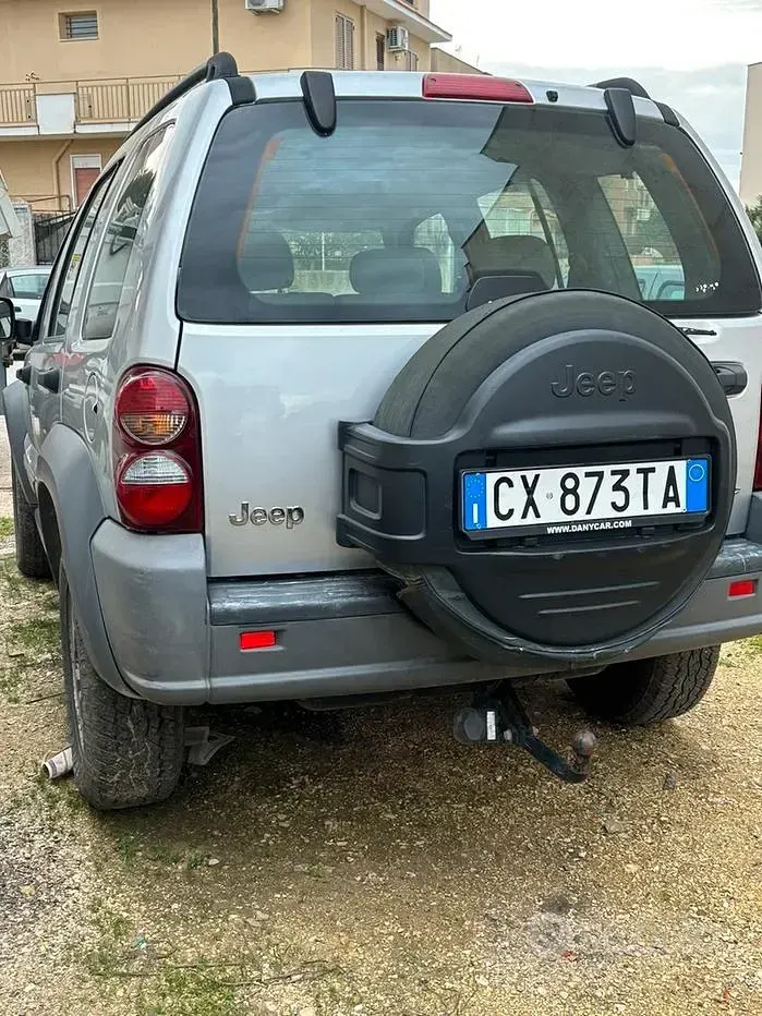 Second-hand Jeep Cherokee 163 CP (119 kW) 2005 SUV
