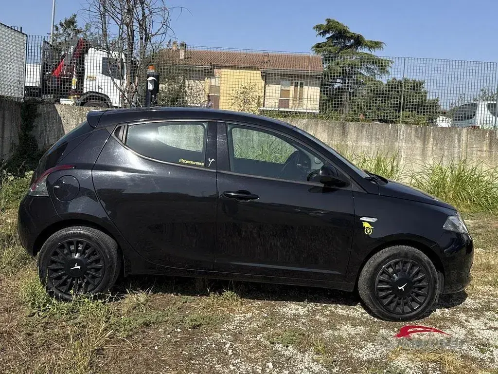 Usata Lancia Ypsilon 69 CV (50 kW) 2015 Nero Utilitaria