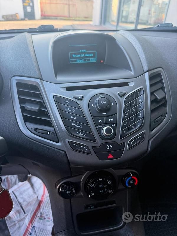 Usata Ford Fiesta 75 CV (55 kW) 2013 Blu Utilitaria