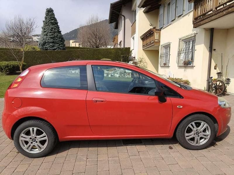 Usata Fiat Grande Punto Dynamic 77 CV (56 kW) 2009 Rosso Utilitaria