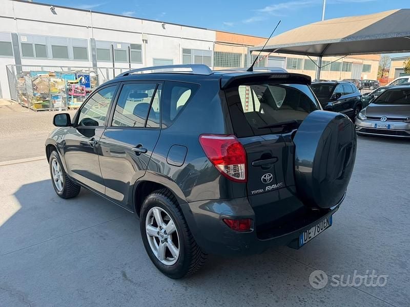 Usata Toyota RAV4 Luxury 136 CV (100 kW) 2007 Grigio SUV