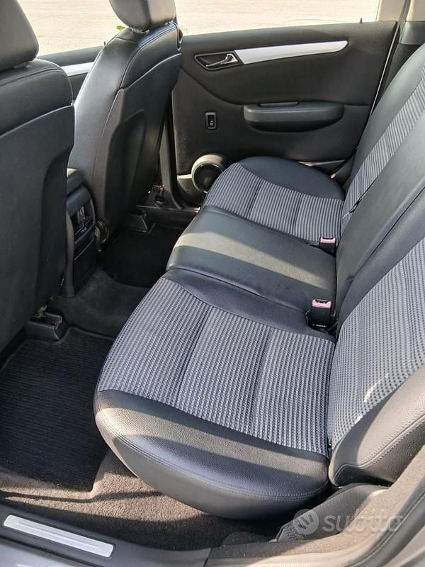 Käytetty Mercedes B200 140 HP (102 kW) 2006 Tila-auto