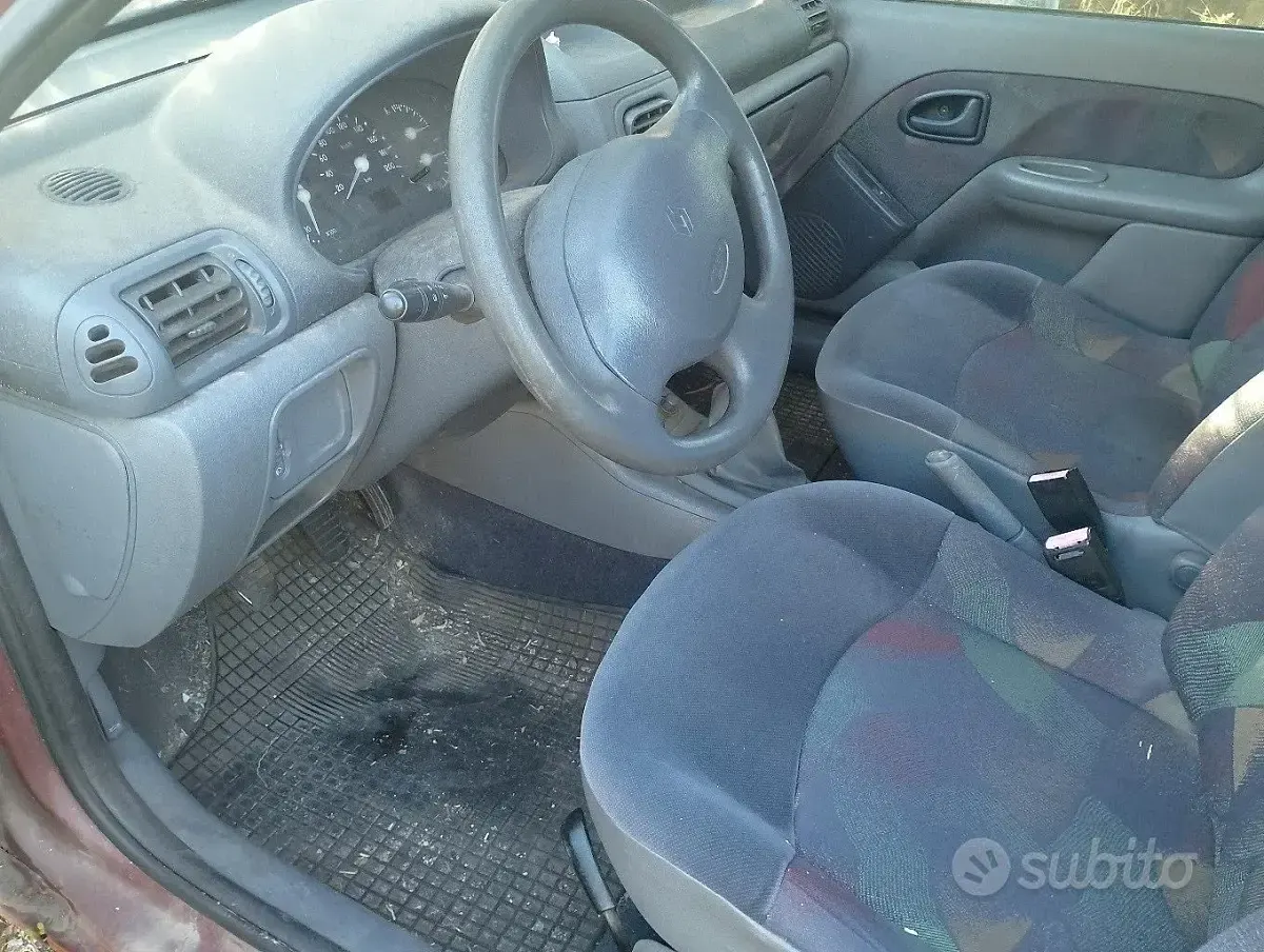 Usata Renault Clio 58 CV (42 kW) 1998 Rosso Utilitaria