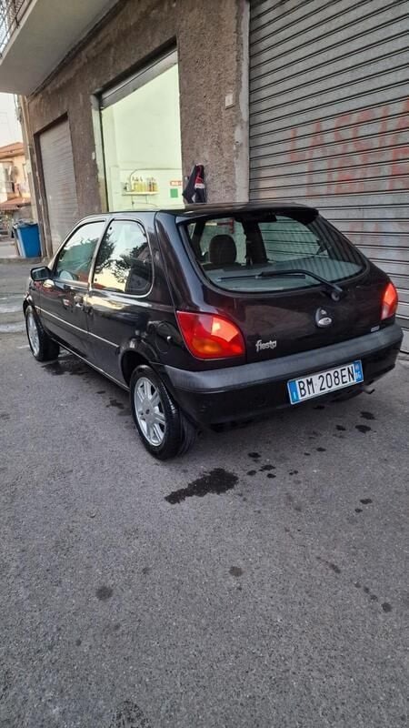Usata Ford Fiesta Ghia 75 CV (55 kW) 2000 Nero Utilitaria