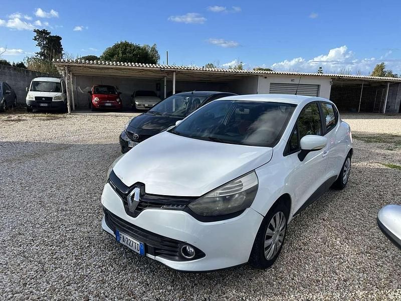 Bianco Usata 2015 Renault Clio IV Tre volumi | 5500 € (Ottimo prezzo) - Immagine 1/4