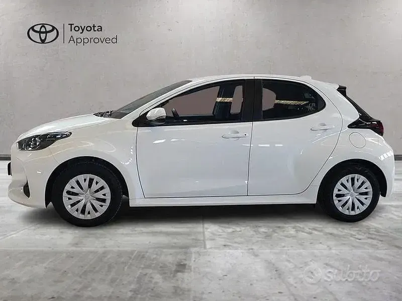 Usata Toyota Yaris Hybrid Active 116 CV (85 kW) 2024 Bianco Berlina