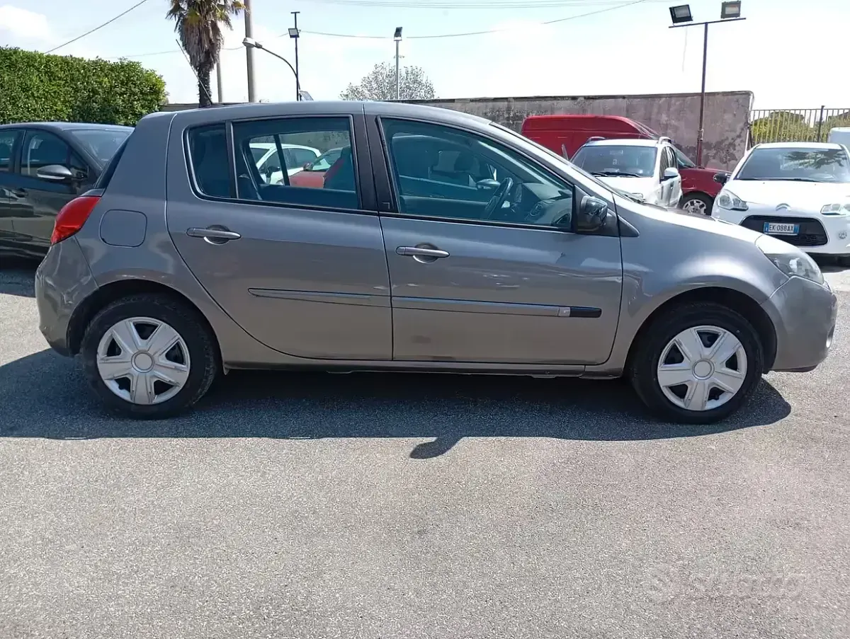 Brugt Renault Clio II 75 HK (55 kW) 2010 Grå Sedan