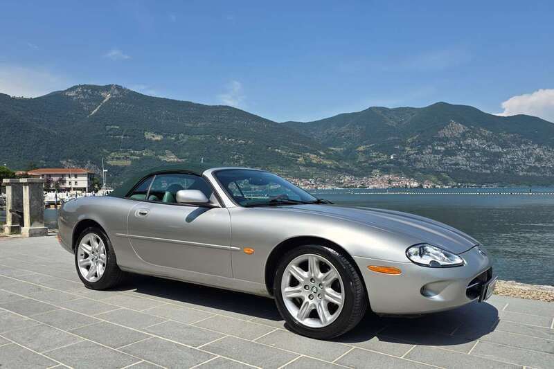 Usata Jaguar XK8 284 CV (208 kW) 1999 Argento Cabrio