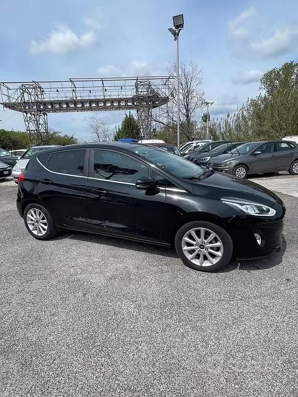 Usata Ford Fiesta 86 CV (63 kW) 2018 Nero Utilitaria