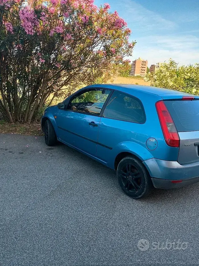 Usata Ford Fiesta 73 CV (53 kW) 2003 Blu Utilitaria