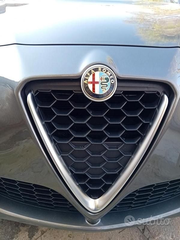 Grigio Usata 2015 Alfa Romeo Giulietta Tre volumi | 8500 € (Buon prezzo) - Immagine 1/4