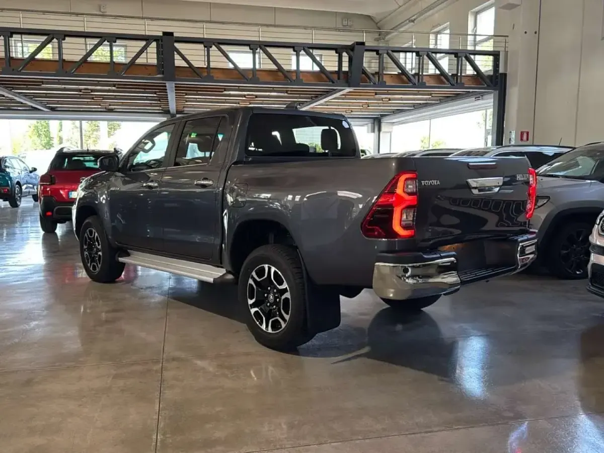Nuova Toyota HiLux Executive 150 CV (110 kW) 2026 Grigio scuro Pick-up
