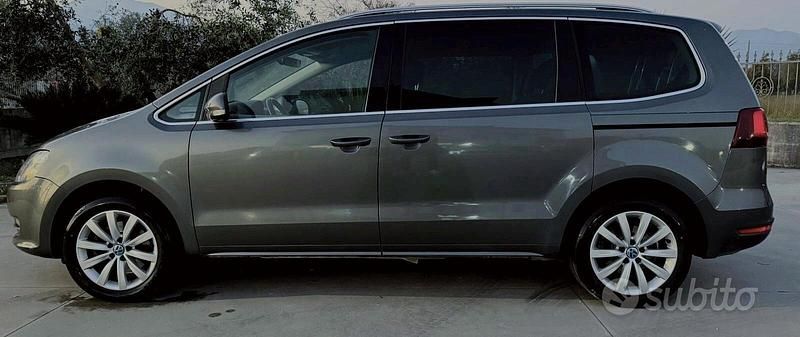 Grigio Usata 2017 VW Sharan Executive Monovolume | 13.900 € (Ottimo prezzo) - Immagine 1/4