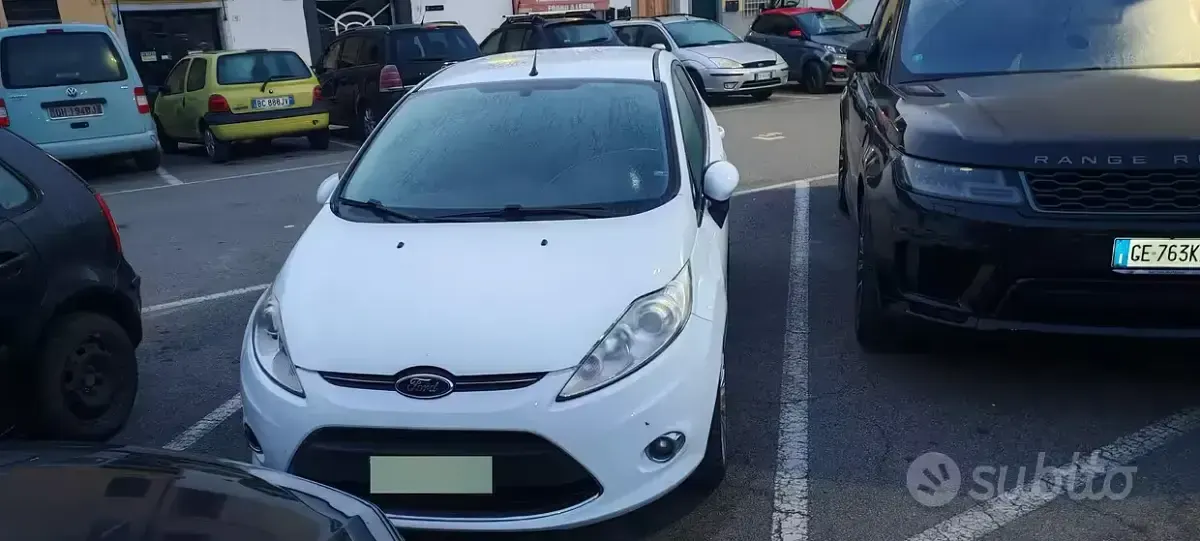 Usata Ford Fiesta 70 CV (51 kW) 2011 Bianco Berlina