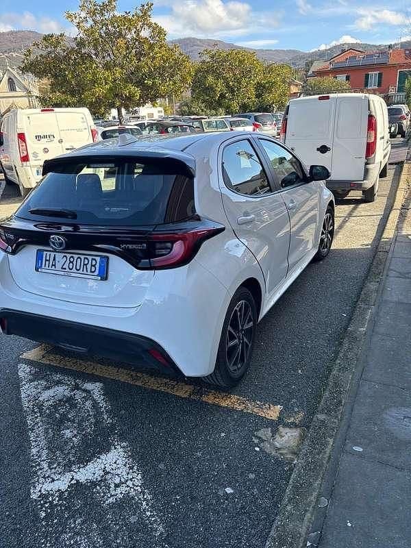 Usata Toyota Yaris Hybrid Trend 90 CV (66 kW) 2022 Bianco Utilitaria