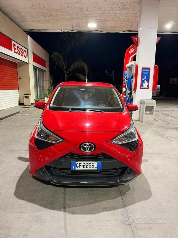 Usata Toyota Aygo 72 CV (52 kW) 2021 Rosso Utilitaria