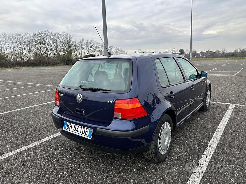 Usata VW Golf IV Highline 101 CV (74 kW) 2000 Blu Berlina