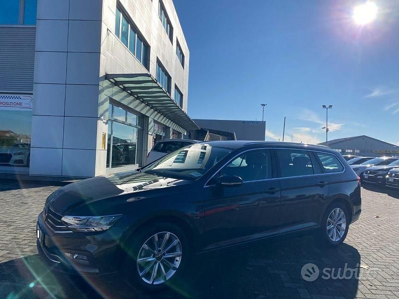 Usata VW Passat Business 150 CV (110 kW) 2022 Grigio scuro Station wagon