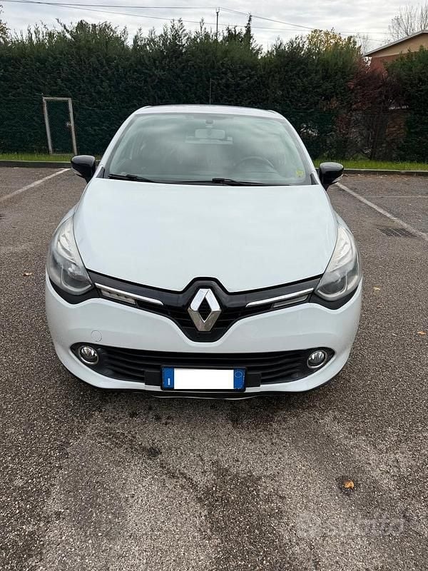 Bianco Usata 2013 Renault Clio IV Tre volumi | 5200 € (Buon prezzo) - Immagine 1/4