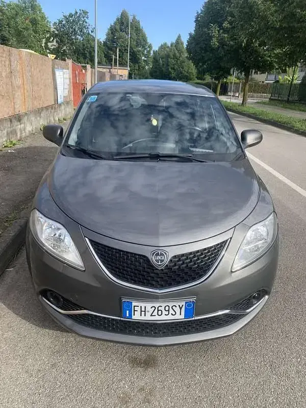 Usata Lancia Ypsilon Gold 69 CV (50 kW) 2017 Utilitaria