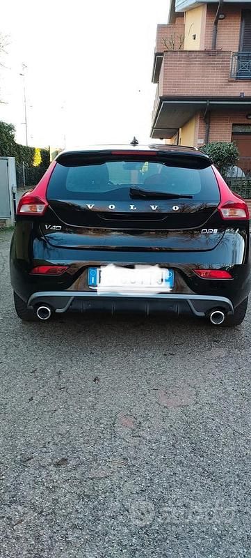 Usata Volvo V40 120 CV (88 kW) 2018 Nero Station wagon