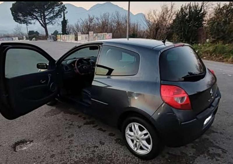 Usata Renault Clio II LE 75 CV (55 kW) 2007 Berlina
