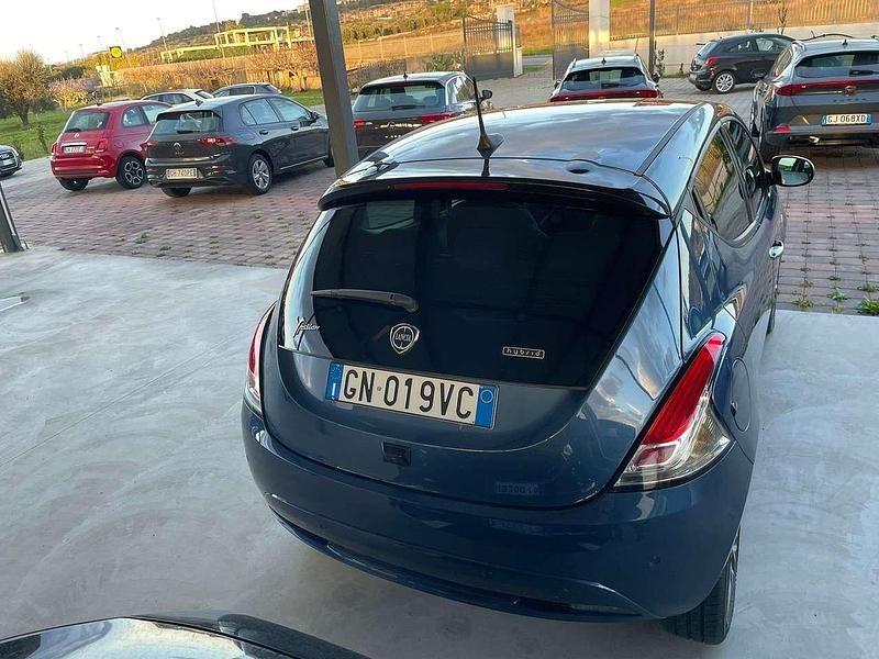 Usata Lancia Ypsilon Gold 69 CV (50 kW) 2023 Blu/azzurro Utilitaria