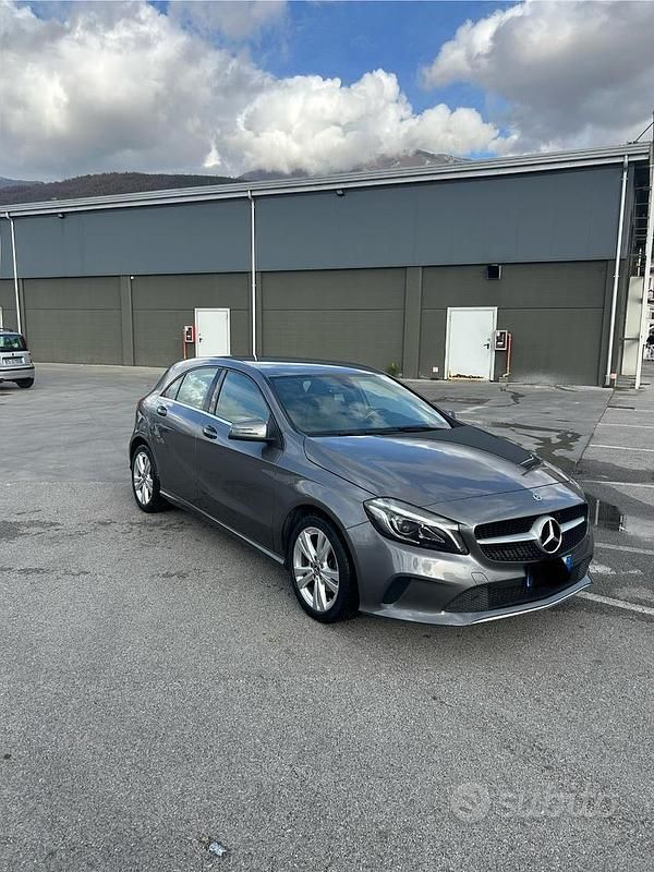 Usata Mercedes A180 109 CV (80 kW) 2018 Grigio