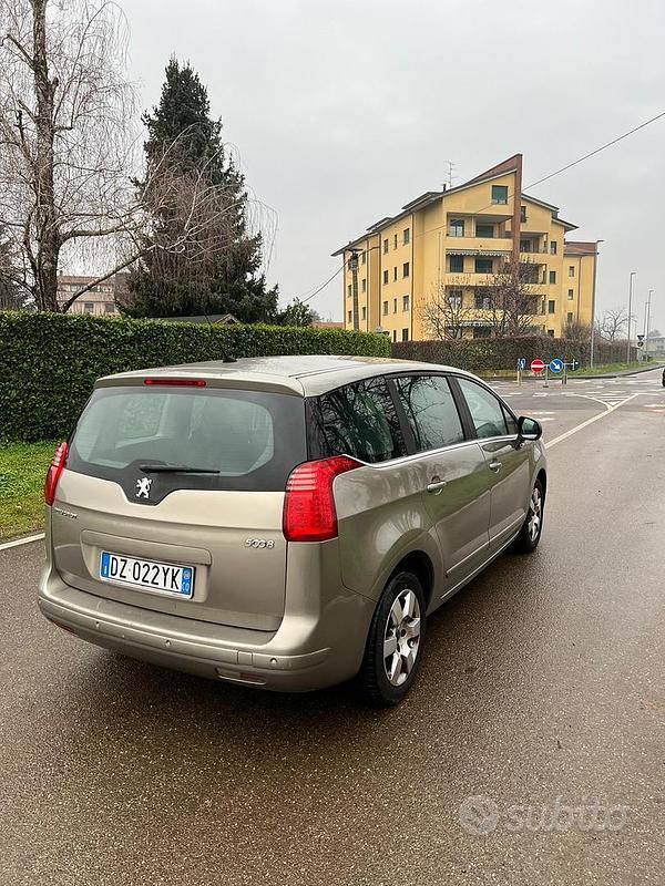 Usata Peugeot 5008 112 CV (82 kW) 2010 Grigio Monovolume