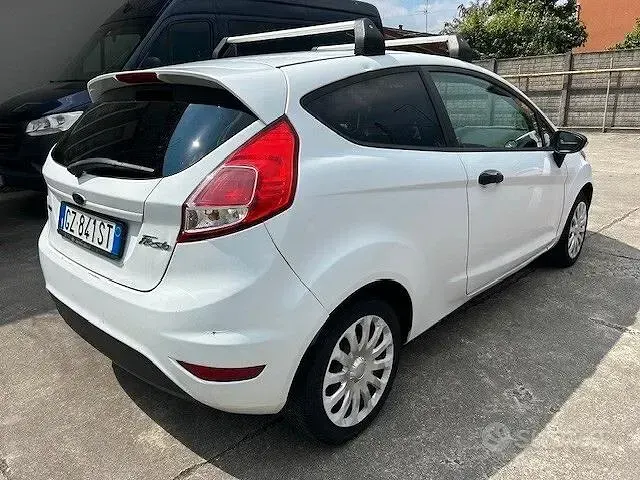 Usata Ford Fiesta 75 CV (55 kW) 2013 Bianco Furgone