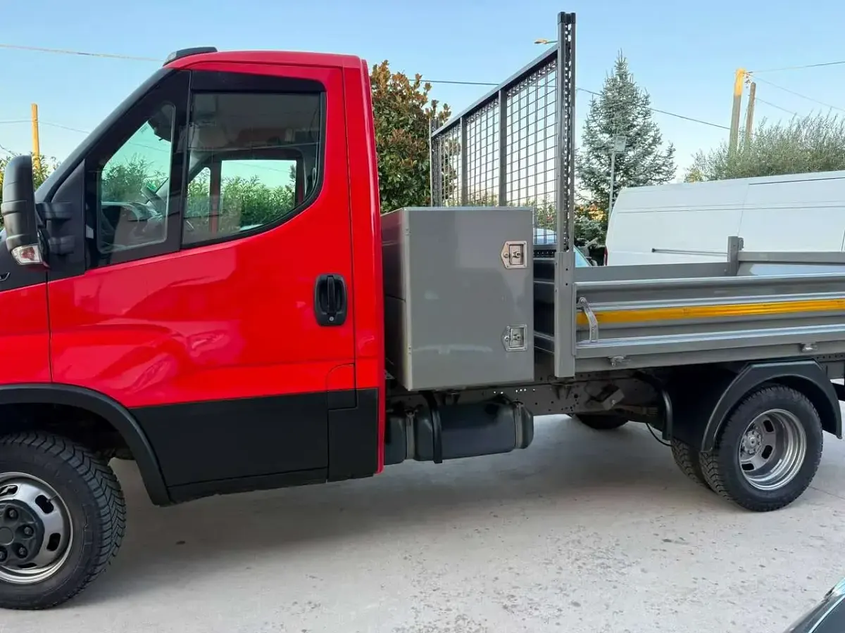 Usata Iveco Daily 116 CV (85 kW) 2021 Rosso Furgone