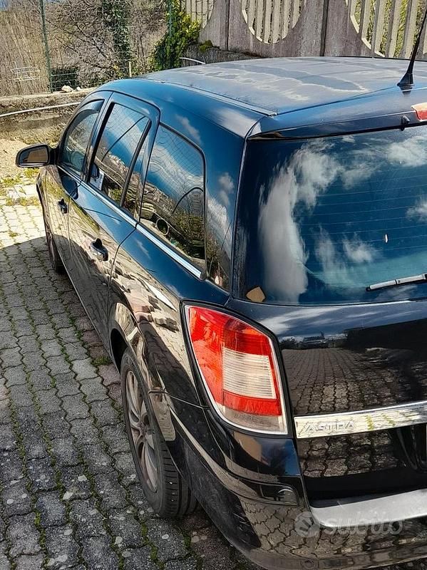 Usata Opel Astra 110 CV (80 kW) 2010 Nero Station wagon
