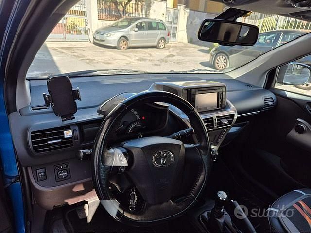 Käytetty Toyota iQ Lounge 90 HP (66 kW) 2010 Sininen Viistoperä