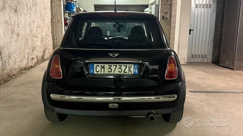 Begagnad Mini ONE 90 HK (66 kW) 2002 Svart Halvkombi