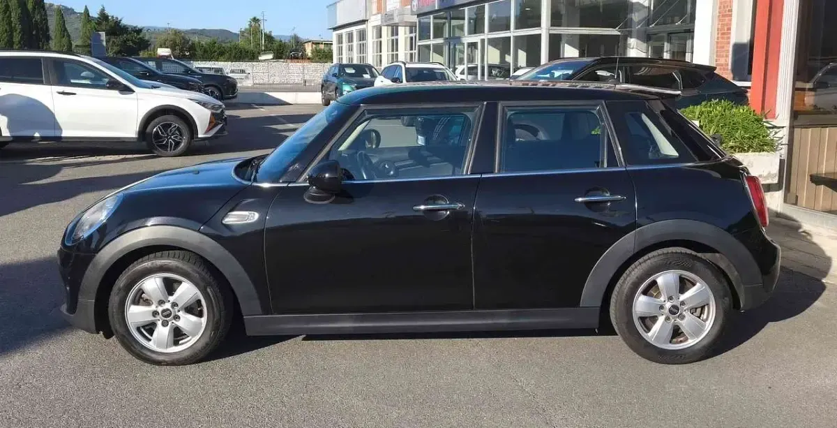 Usata Mini Cooper D 116 CV (85 kW) 2018 Midnight black Utilitaria